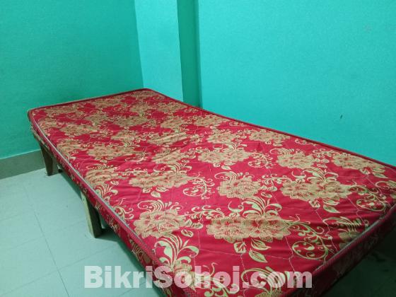 চৌকি/খাট মেট্রেস সহ বিক্রয় করা হবে।